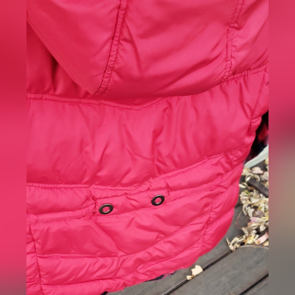 Faded Glory Red Vest w/Black Faux Fur hood, 4 pockets, snaps & zips NWOT - Picture 5 of 12